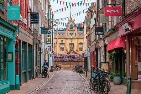 Central, Stunning 2 Bed Apartment With Parking! ケンブリッジ エクステリア 写真
