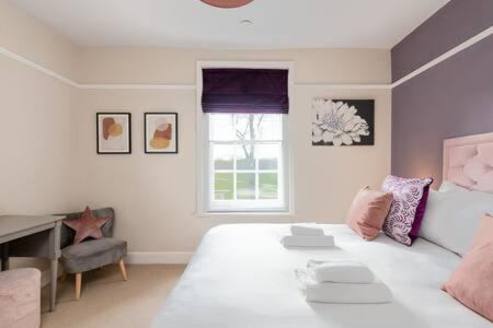 Central, Stunning 2 Bed Apartment With Parking! ケンブリッジ エクステリア 写真