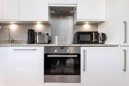 Central, Stunning 2 Bed Apartment With Parking! ケンブリッジ エクステリア 写真