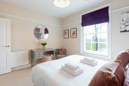Central, Stunning 2 Bed Apartment With Parking! ケンブリッジ エクステリア 写真