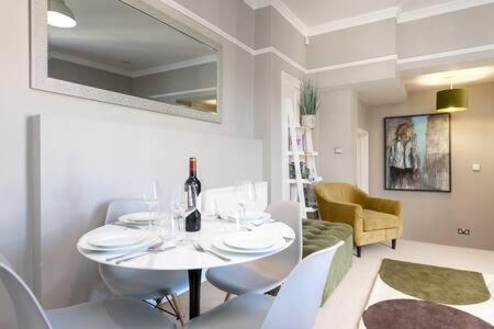 Central, Stunning 2 Bed Apartment With Parking! ケンブリッジ エクステリア 写真