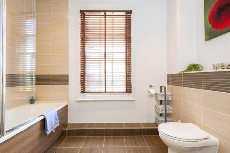 Central, Stunning 2 Bed Apartment With Parking! ケンブリッジ エクステリア 写真