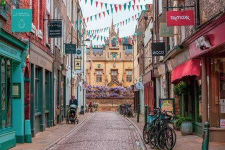 Central, Stunning 2 Bed Apartment With Parking! ケンブリッジ エクステリア 写真