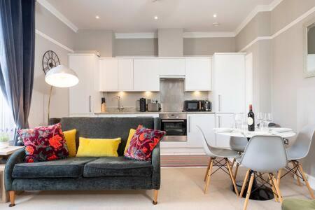 Central, Stunning 2 Bed Apartment With Parking! ケンブリッジ エクステリア 写真